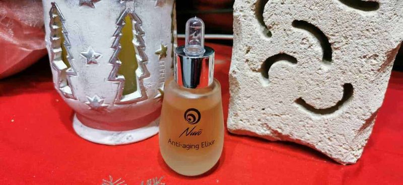 Siero bava delle lumache a cosa serve? 3 Anti-aging elisir in flacone con contagocce, decorazioni natalizie con albero e luna, ambiente caldo e festoso.