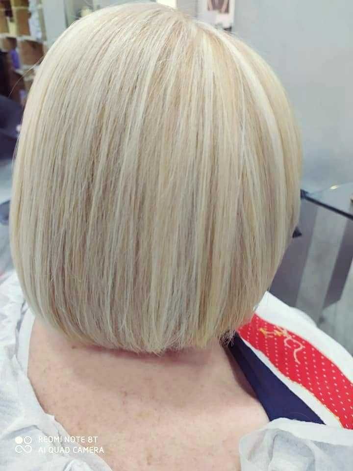8 Tagli di capelli donna che ringiovaniscono per donne over 60 6 Lunghezza cortissima bionda scalata, acconciatura moderna e alla moda, perfetta per look di alta moda e stile elegante.
