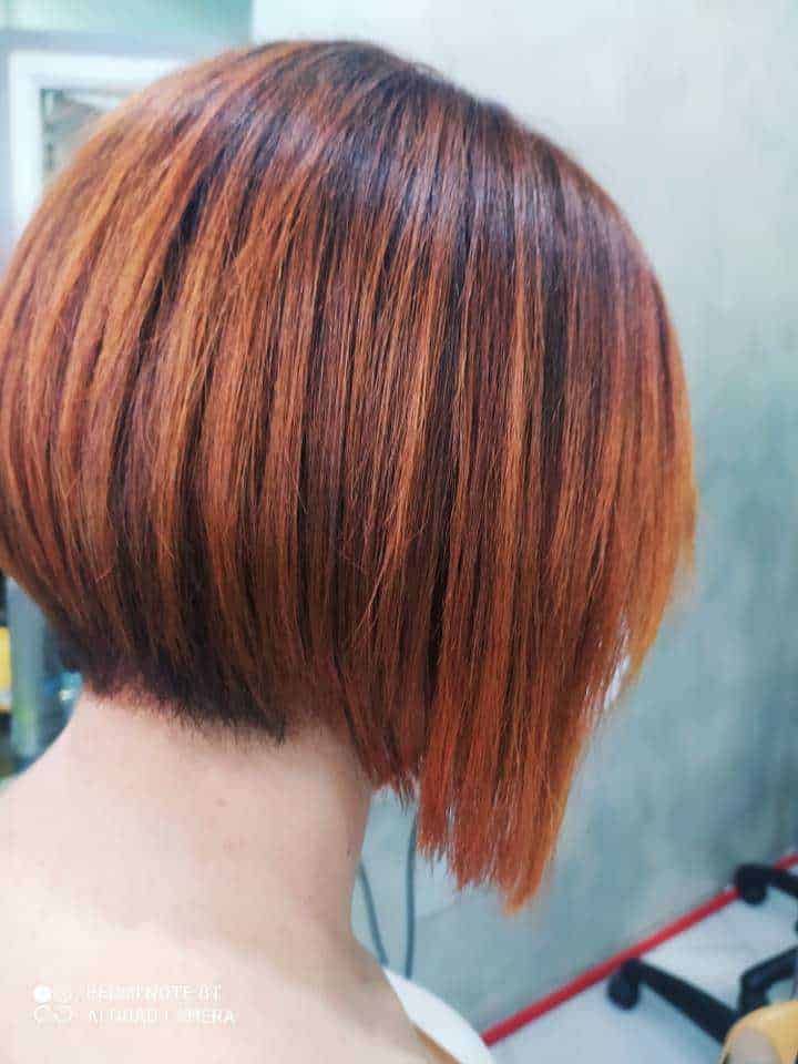 8 Tagli di capelli donna che ringiovaniscono per donne over 60 10 Bob haircut con sfumature di rosso e castano, stile moderno e di tendenza, acconciatura corta e vivace, ideale per look eleganti e casual, capelli lisci e morbidi, perfetti per tutte le stagioni.