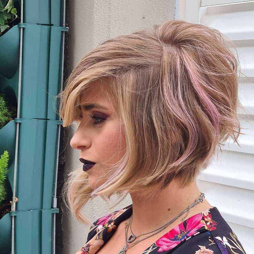 Cabello corto sbarazzino con tonalità biondo cenere e sfumature rosa, acconciatura moderna e di tendenza.