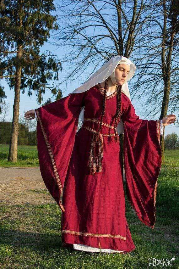 Bliaut, foto di Daniela – Il Fiore Nero, databile al XII secolo. Abbigliamento femminile nel medioevo