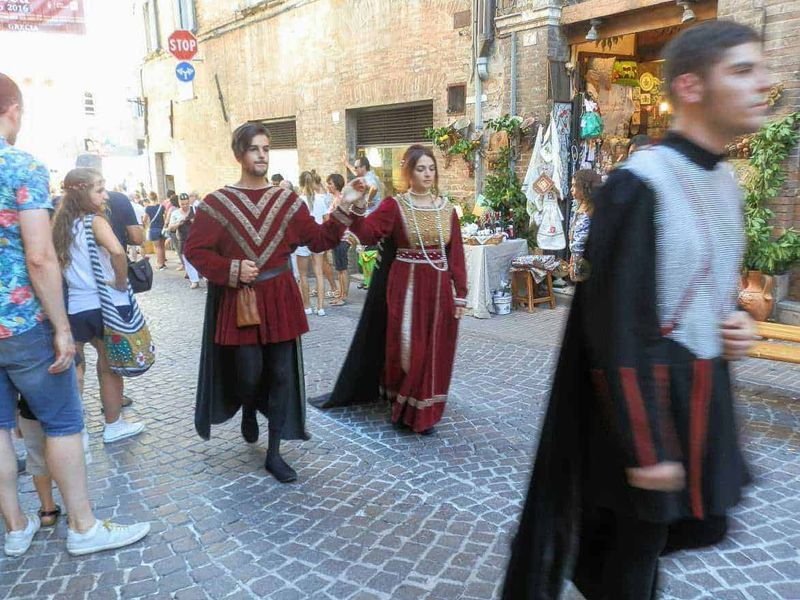 Abbigliamento femminile nel medioevo 8 Acconciatura e copricapo femminile medievale