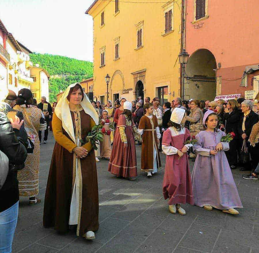 Donne in abiti medievali durante una rievocazione storica