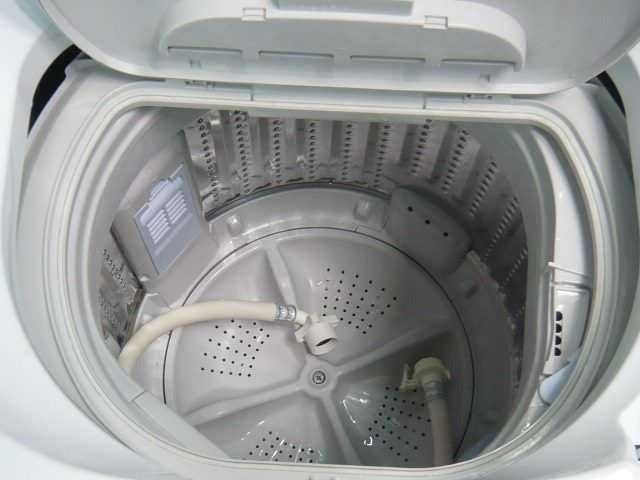 Acqua pulita, limone, detergenti e spugne per pulizia casa; prodotti per igiene e pulizia ambientale.