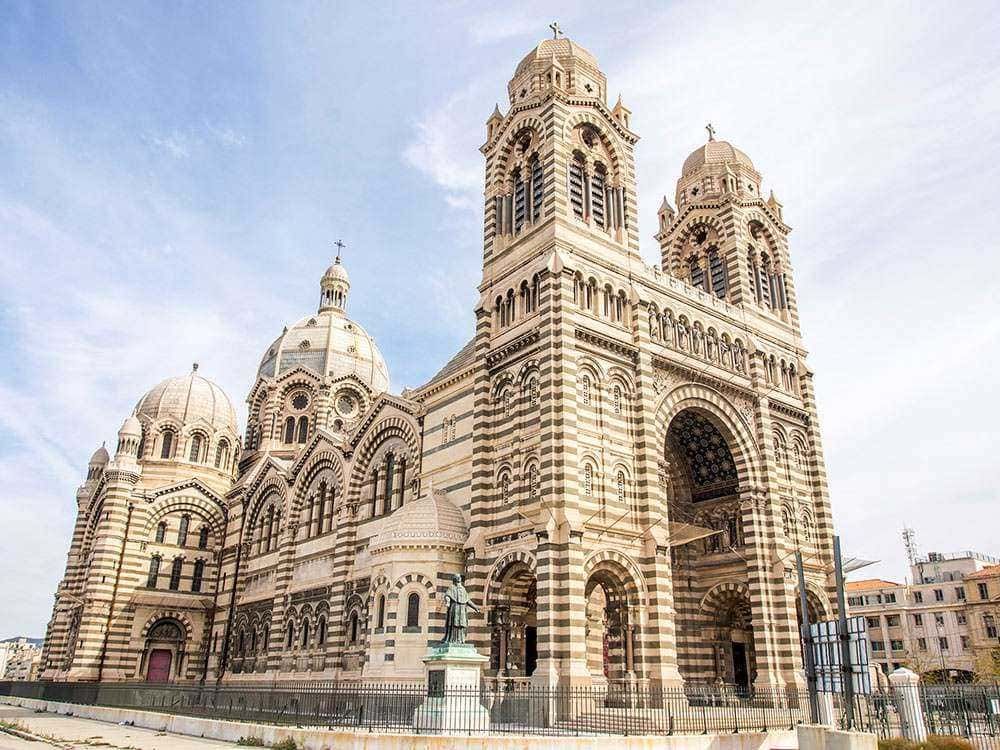 Stile gotico, cattedrale di genova, architettura religiosa, monumento storico liguria, costruzione chiesa antica di genova.