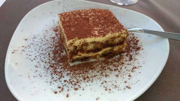 Dolci freddi veloci e leggeri da fare in casa 3 Tiramisu classico italiano con crema al mascarpone e cacao in polvere, servito su piatto bianco. Perfetto dolce tradizionale e dessert irresistibile per ogni occasione speciale.