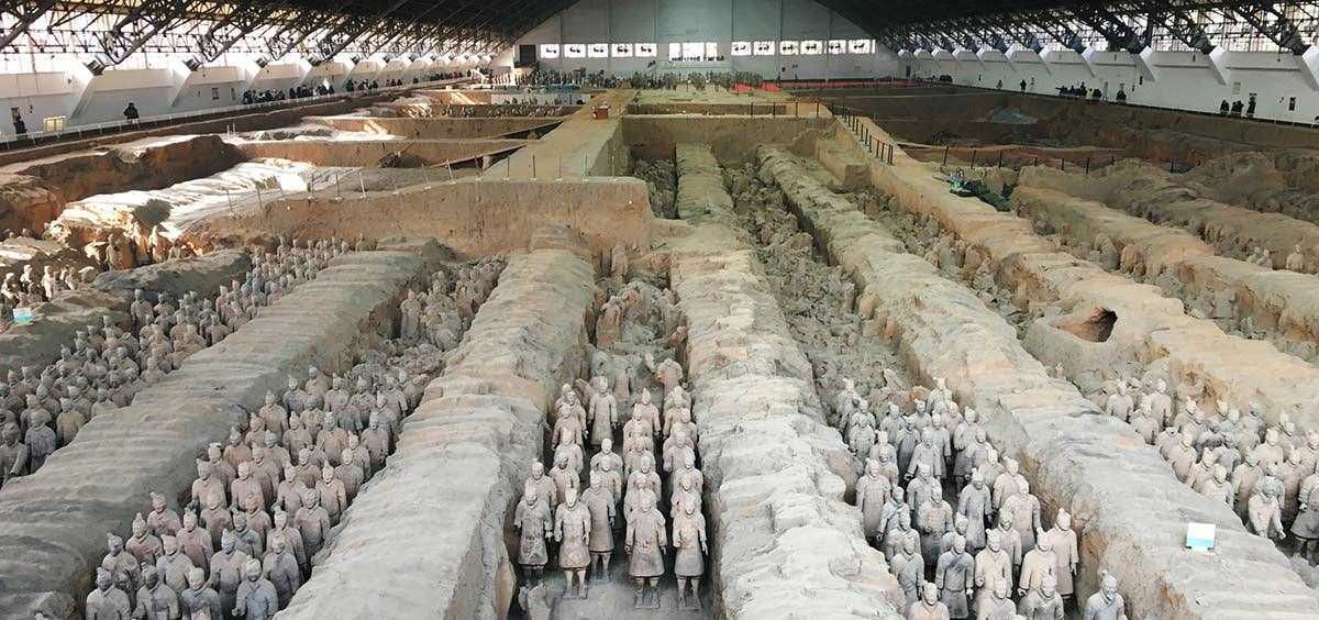 Vasta sepoltura dell'esercito di terracotta a Xi'an, Cina, con migliaia di statue di guerrieri in terracotta di diversa grandezza e postura, risalente alla dinastia Qin.