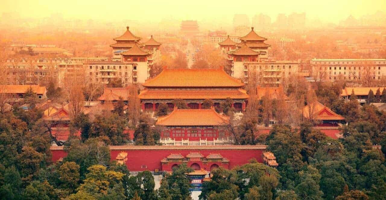 Stranezze e curiosità sulla cina: Antica architettura cinese con pagode e giardini, stile tradizionale, al tramonto, simbolo di cultura e storia cinese, immersa nel verde, paesaggio urbano storico e culturale.