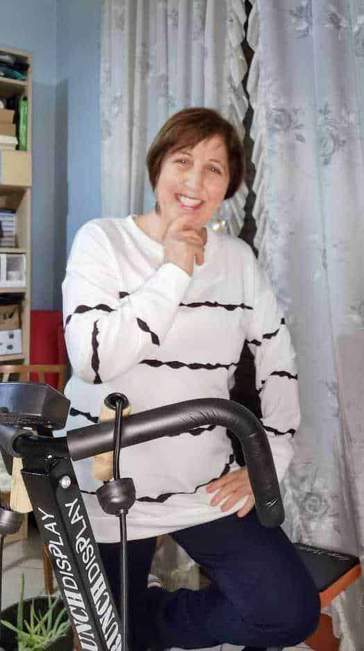 Appunti Sul Blog - Donna sorridente con scooter in ambientazione casalinga, promuovendo stile di vita attivo e benessere, focus su mobilità e autonomia.