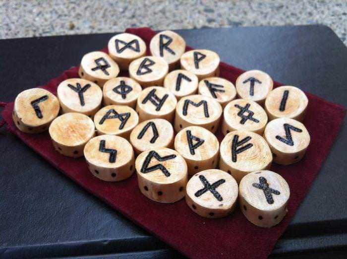 Rune Celtiche e Vichinghe: Alfabeto, significato e come si leggono. Rune vichinghe incise su tessere di legno 