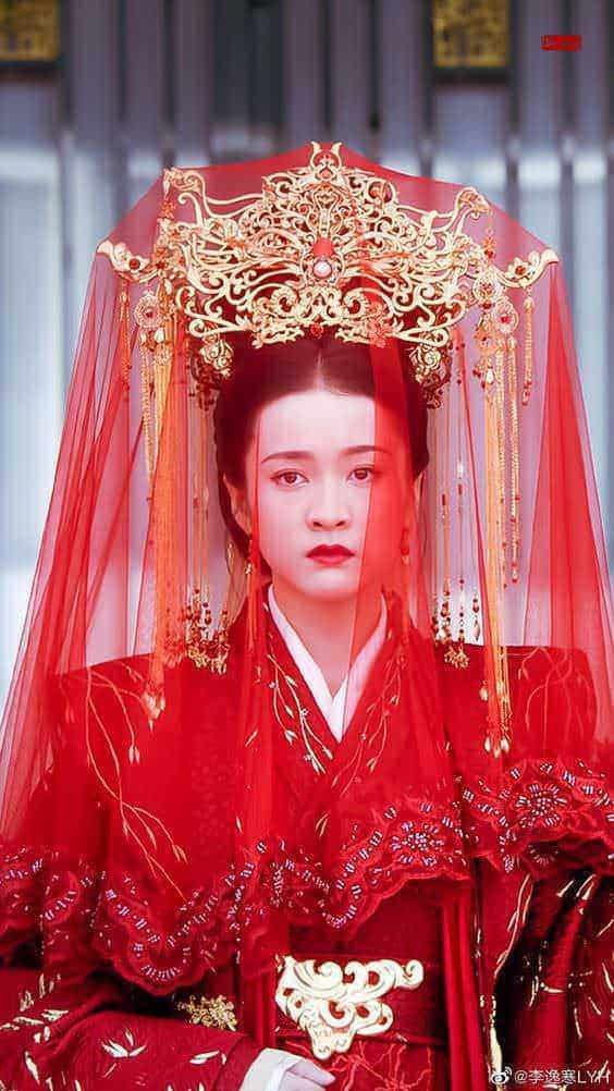 tradizione cinese, abito da sposa impero in rosso con ornamenti dorati, 
