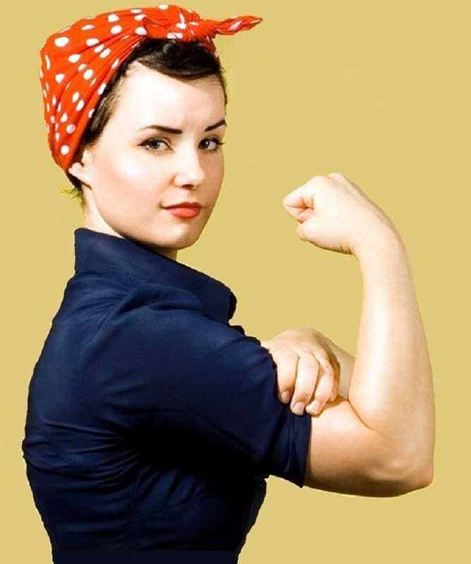 Poster stile Rosie the Riveter, simbolo di forza ed emancipazione femminile, con foulard annodato in testa