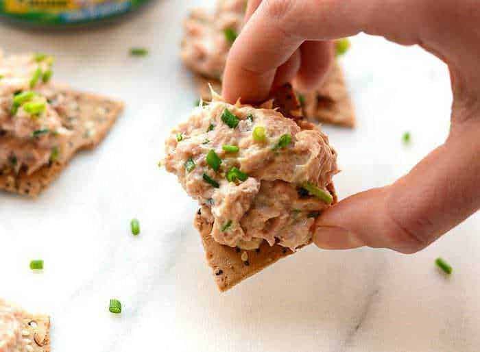 Deliziosi crostini con crema di salmone fresco e erba cipollina, perfetti come antipasto o spuntino. Ricetta semplice e gustosa da preparare in pochi minuti. Ideali per occasioni conviviali.