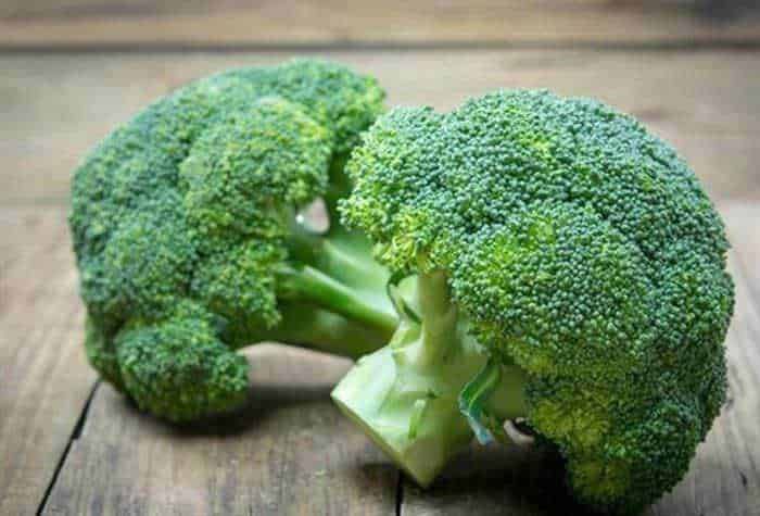 Broccoli fresco su tavola di legno, verdura salutare ricca di nutrienti, perfetta per ricette healthy, cucina naturale e di stagione. Ideale per un'alimentazione equilibrata e gustosa.