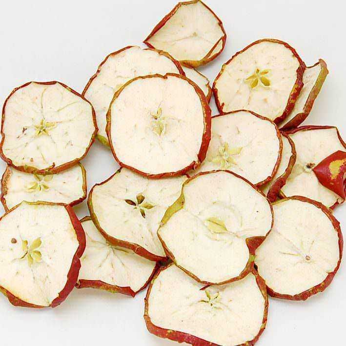 Mele tagliate a fette con buccia rossa, pronte per essere consumate o usate in ricette di cucina fresca e salutare.