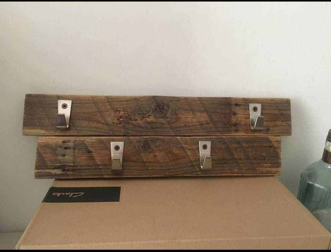 7 tipi Ganci appendiabiti alla moda nel corridoio 5 Legno rustico con ganci in metallo per appendere, decorazione moderna per casa e cucina. Elemento di arredo in legno naturale, ideale per ambienti rustici o industriali. Design semplice e funzionale.