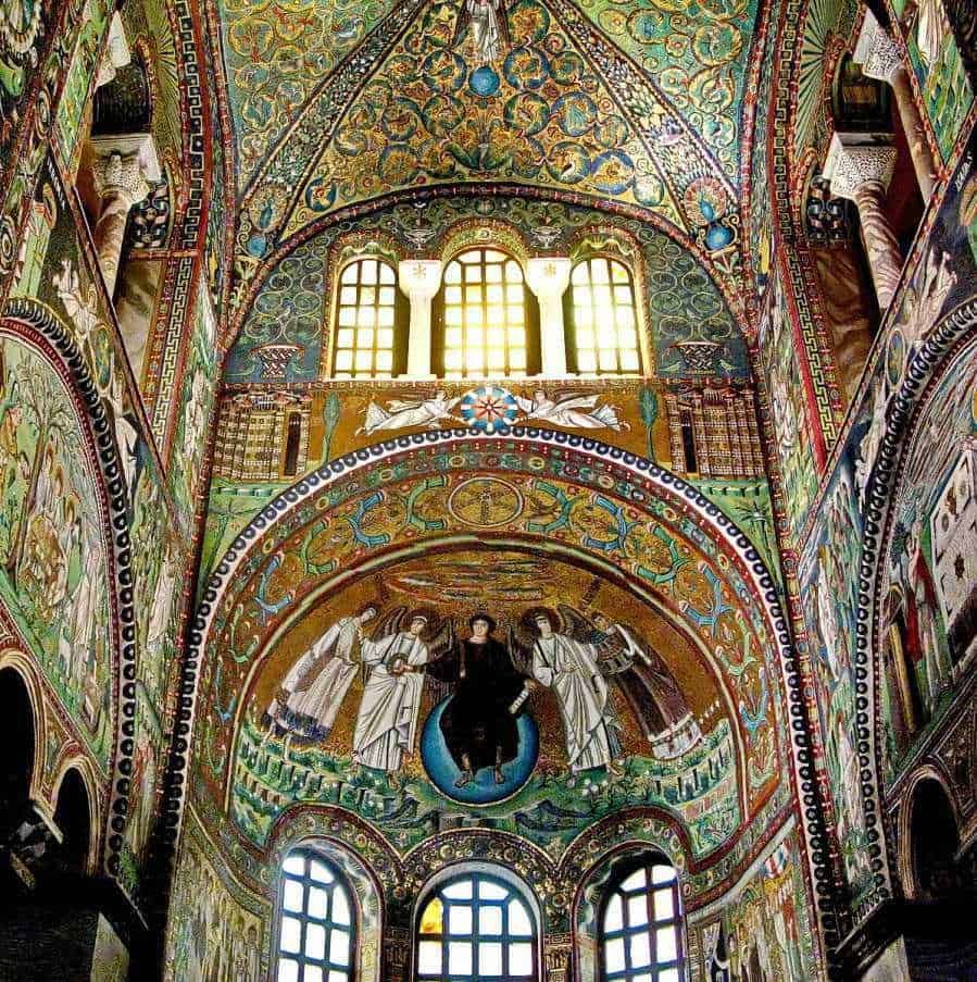 Coloreggiata intera di affreschi religiosi, decorazioni barocche e vetrate colorate, chiesa storica con dettagli artistici sulle pareti e sul soffitto, stile ecclesiastico e patrimonio culturale di valore.