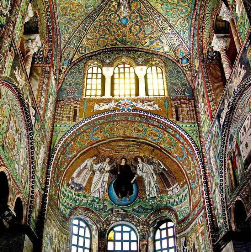 Basilica di San Vitale in Ravenna bizantina 4 Coloreggiata intera di affreschi religiosi, decorazioni barocche e vetrate colorate, chiesa storica con dettagli artistici sulle pareti e sul soffitto, stile ecclesiastico e patrimonio culturale di valore.