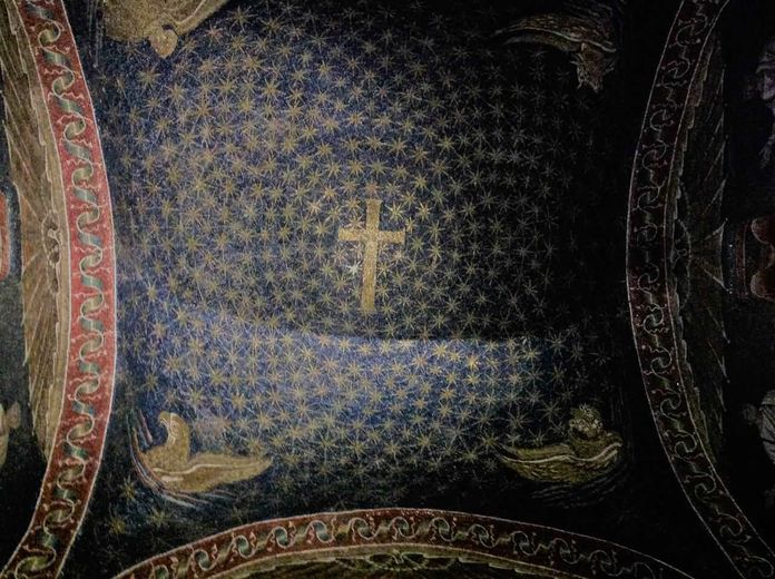 Basilica di San Vitale in Ravenna bizantina -  mosaico soffitto con colombe