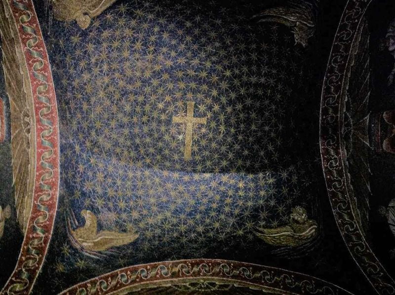 Basilica di San Vitale in Ravenna bizantina 9 Croce dorata su sfondo stellato in affresco medievale, decorazione liturgica plafondic in chiesa antica, simbolo di fede cristiana e arte religiosa, dettagli artistici su soffitto storico.