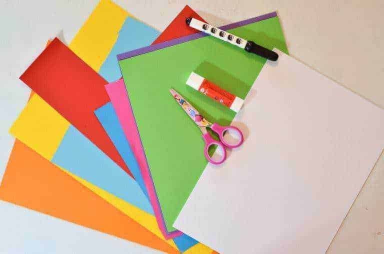 Creazioni fai da te per il Carnevale:  fogli di carta, forbici, colla e penne per creatività e crafting,