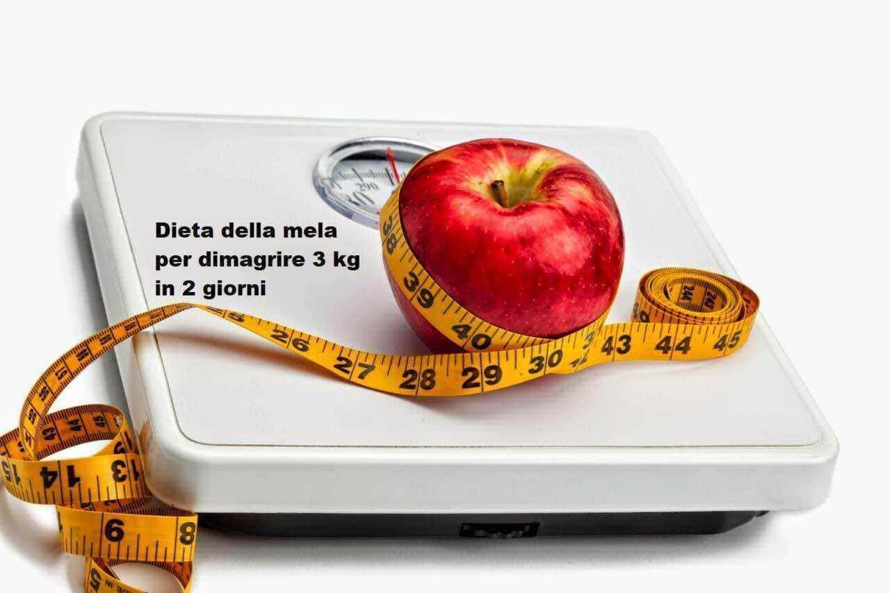 Dieta della mela per dimagrire 3 kg in 2 giorni, con bilancia, mela rossa e metro a nastro giallo ottimizzato SEO.
