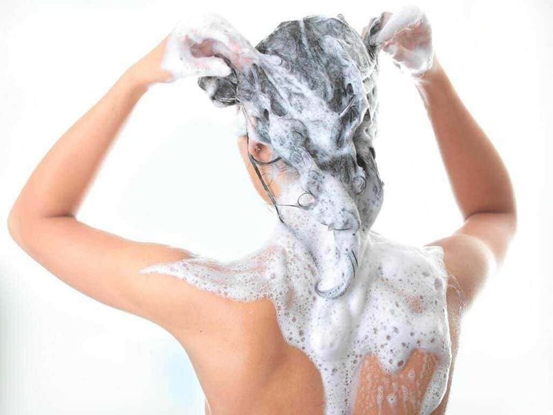 La scienza dei capelli ebook 22 miti falsi 5 Pagina-sul-blog-appunti-sul-blog, figura di una persona che si lava i capelli con lo shampoo, coperta di schiuma, focalizzazione sui capelli e rutina di igiene personale, immagini di cura del corpo e benessere, benessere quotidiano.