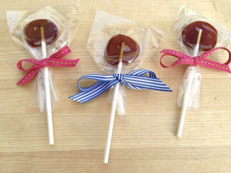 Lecca lecca artigianali con marmellata di albicocche 3 Caramelle elencate con nastri colorati, ideali come dolci fantasiosi e decorativi per feste e occasioni speciali. Perfette per decorare tavoli e creare atmosfere di festa con stile.