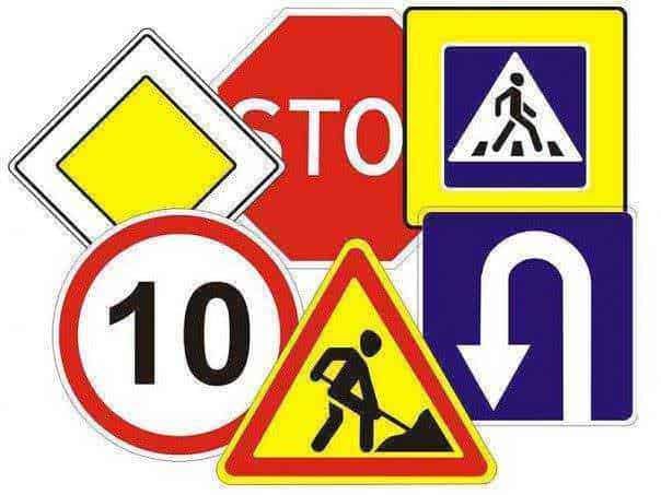 Segnali stradali di limite di velocità, attraversamento pedonale e lavori in corso, per la sicurezza stradale e il rispetto del codice della strada in Italia.