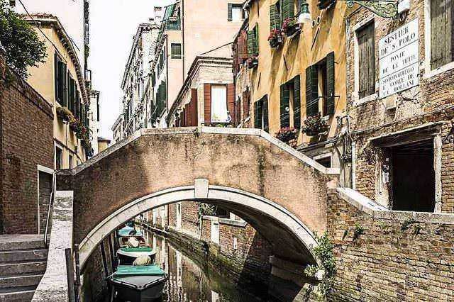 Vignetta romantica con canali e ponti di Venezia, edifici colorati e antiche strutture in stile veneziano, perfetta per appunti sul blog di viaggi e cultura italiana.