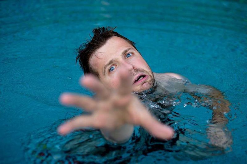 Sintomi d'annegamento idrocuzione in acqua 3 Idrocuzione in acqua cause e sintomi d'annegamento