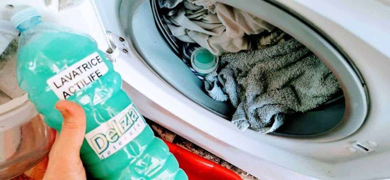Detersivi alla spina sfusi e zero waste: cosa sono e dove trovarli 5 Bucato in lavatrice con detersivo alla spina sfuso
