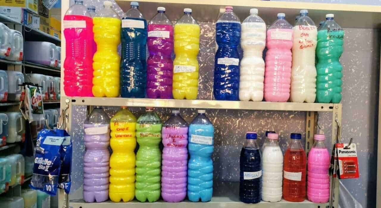Distributori di detersivi alla spina sfusi in un negozio zero waste
