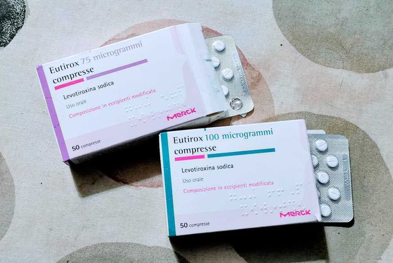 Eutirox a stomaco pieno o vuoto? Effetti e danni (2026) 107 Eutirox compresse farmaceutiche di levotiroxina sodica in blister, farmaco per ipotiroidismo, evidenziati sugli scatti di tempo e salute.