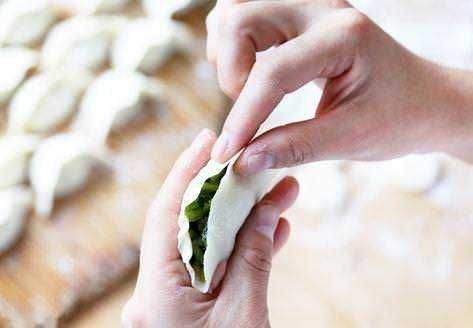 Fagottino di ravioli fatti a mano con ripieno di verdure fresche, pronto per essere cotto o servito.