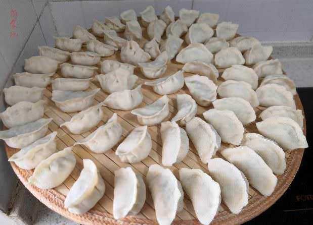 File name: tortellini-fatti-in-casa-su-tavola-di-legno.jpg.
