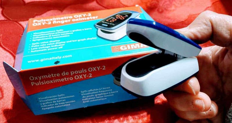 Perché usare il saturimetro con Covid-19, tecnica e metodologia 3 Misuratore di pulsazioni OXY-2 digital, dispositivo portatile per monitorare la saturazione di ossigeno nel sangue, con schermo a colori e funzione di indicatore a bassa tensione.