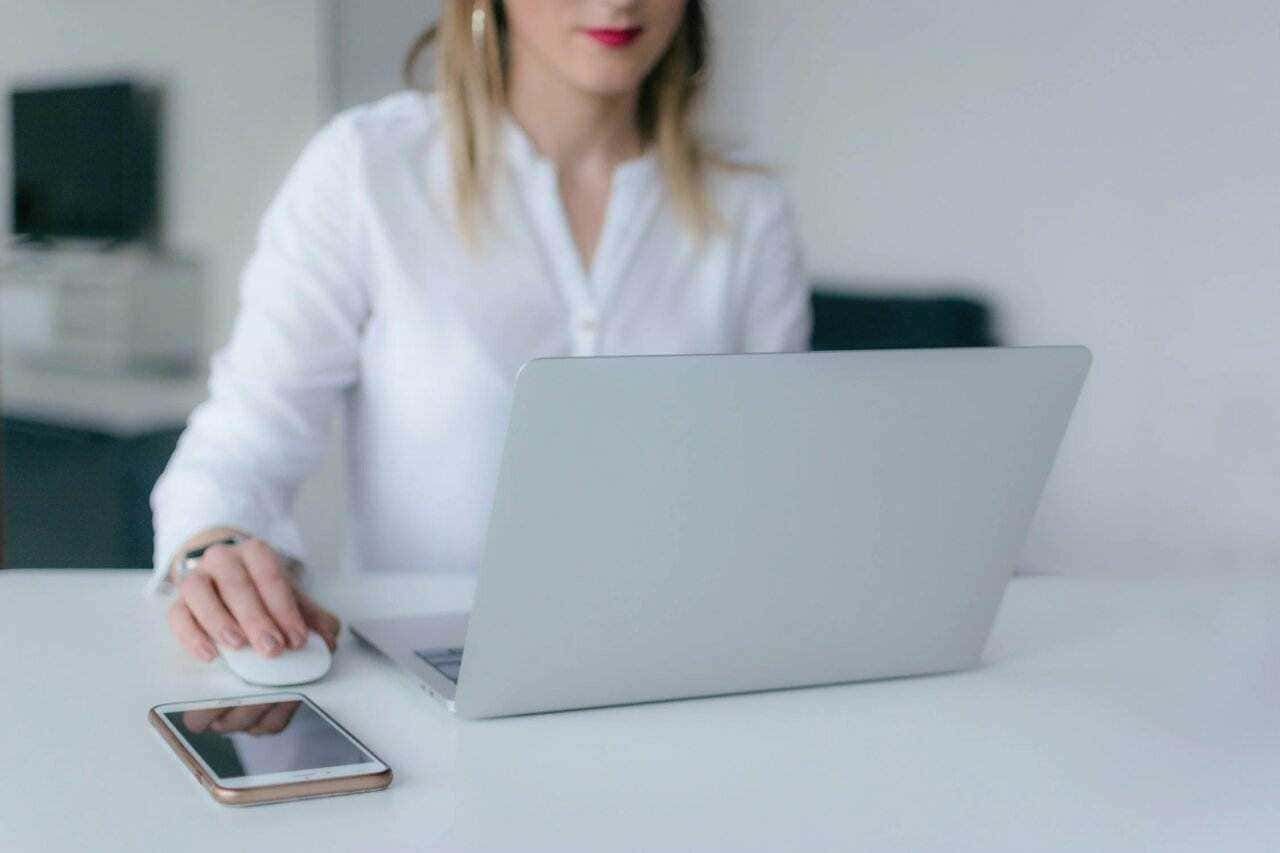 Recensori web le app: Personal computer all-in-one iMac, MacBook e tablet con agenda digitale, strumenti per l'organizzazione e il lavoro smart, su scrivania in legno.