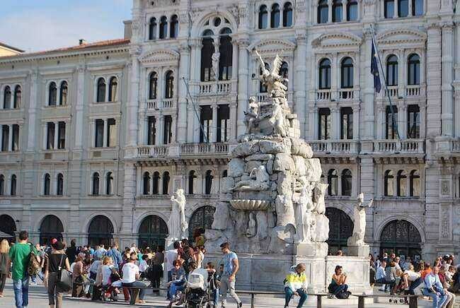 Architettura storica con galleria in vetro e attico, interni eleganti dell'edificio con negozi e orologio, ambiente raffinato e luminoso, immagini di design e decorazioni per blog di stile e architettura.