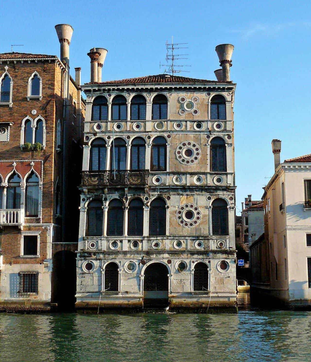 FILENAME: palazzo-guggenheim-venezia-gli-archi-e-le-circolari-estrutture-sulla-facciata.jpg.