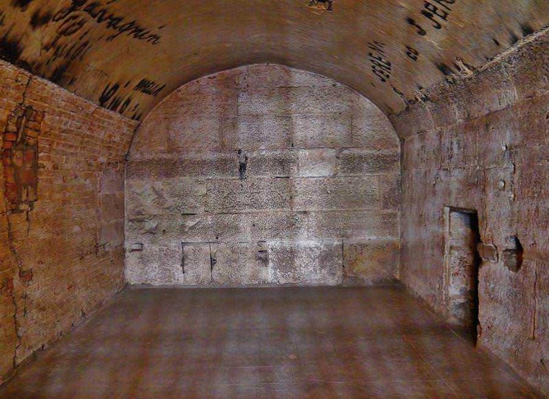 Venezia misteri e leggende, tra simbolo massonico e 20 tour segreti 5 Vecchia cava in pietra con volta a botte, interno rustico con pareti di mattoni e pietra. Spazio autentico e storico, ideale per ambientazioni suggestive o progetti di restauro.
