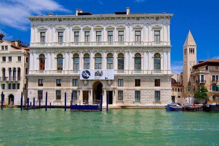 Palazzo storico lungo il Canal Grande a Venezia, con facciata neoclassica e gondole ormeggiate, rappresentativo dell'architettura veneziana e delle attrazioni turistiche della città.
