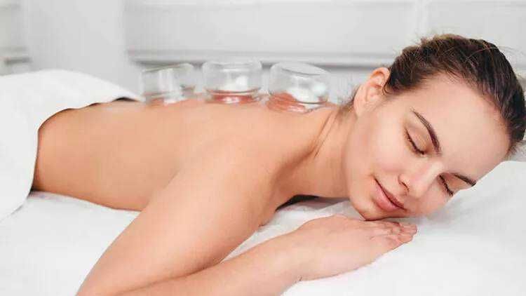 13 Benefici della coppettazione cinese 2 Relaxing massaggio terapico con coppette di vetro sulla schiena, immagine di benessere e trattamento relax presso Appunti Sul Blog.