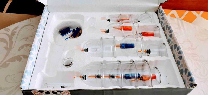 13 Benefici della coppettazione cinese 5 Pompe di insulina e siringhe in confezione, dispositivi medici per gestione diabete, strumenti per infusione insulinica, tecnologie sanitarie per terapia diabete.