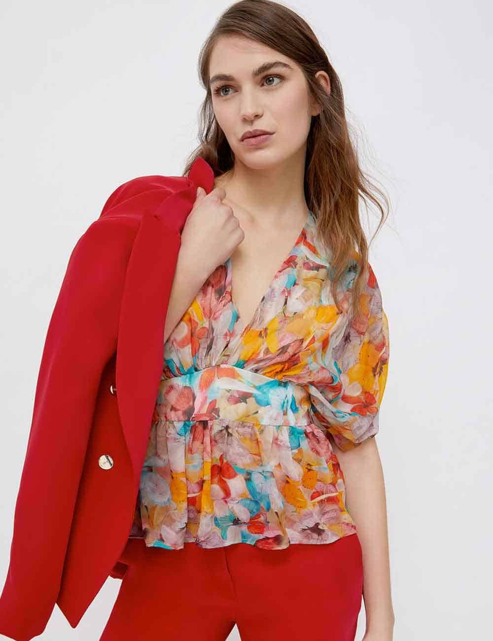 Vestito fantasia floreale con blazer rosso, moda primavera estate, look femminile elegante e colorato, outfit di tendenza per donna stylish.