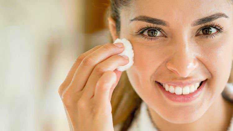 Sorriso di una donna che si prende cura della pelle con infuso di pulizia viso naturale e cura del volto.
