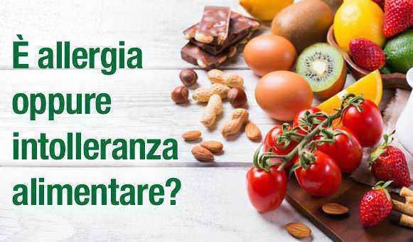 Puntura di insetto sul collo, irritazione cutanea e puntini rossi, possibile reazione allergica o puntura di zanzara, risposta infiammatoria localizzata, consigli medici raccomandati per trattamento e alleviamento sintomi.