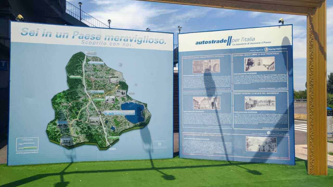 Virtuosa mappa del territorio di un paese, illustrata con dettagli visivi e testi informativi, situata in un'area pubblica all'aperto.