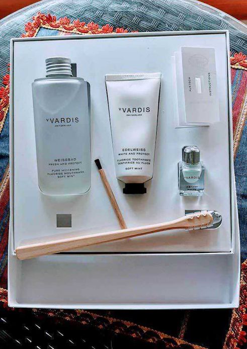 Sbiancamento denti in 10 secondi con vVARDIS, tra i prodotti farmaceutici 2 Sbiancare i denti in 10 secondi: VARDIS kit per cura dentale con dentifricio, collutorio, filo interdentale e spazzolino in bamboo, ideale per igiene orale sostenibile e di qualità.