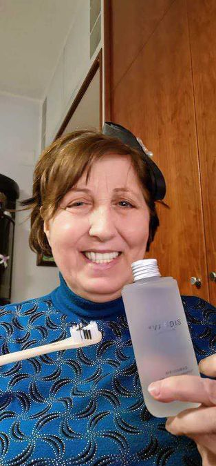 Sbiancamento denti in 10 secondi con vVARDIS, tra i prodotti farmaceutici 3 Rimuovere il calcare dall'acqua, donna che si lava i denti con acqua distillata, igiene orale, routines di bellezza, prevenzione dei denti, cura quotidiana, uso di acqua purificata, bellezza e salute dentale, routine di igiene, cura dei denti quotidiana.